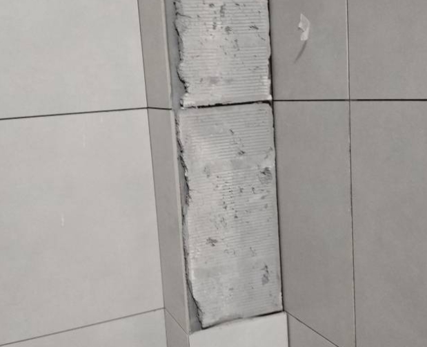 莲湖瓷砖空鼓维修公司分享下瓷砖施工前基层浇水润湿程度不足，可能导致以下问题